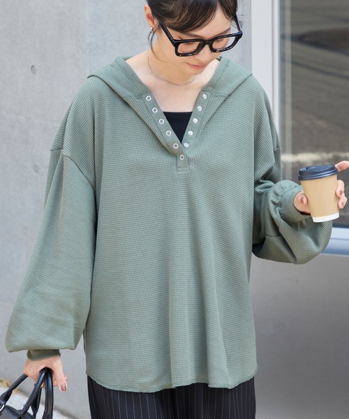 MONO-MART（モノマート）の「オーバーサイズ ヘンリーネック ワッフルフードロンT＜抗菌防臭＞（Tシャツ/カットソー・レディース・ダークブラウン/オフホワイト/ネイビー/ブラック/カーキオリーブ/グレー/ホワイト系・FREE）」の6枚目の写真