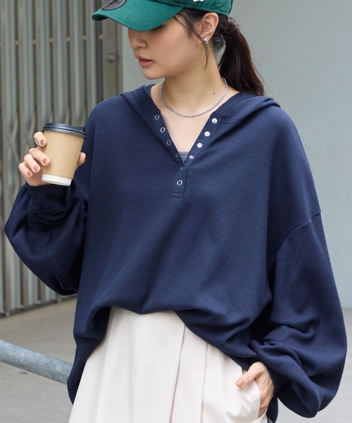 MONO-MART（モノマート）の「オーバーサイズ ヘンリーネック ワッフルフードロンT＜抗菌防臭＞（Tシャツ/カットソー・レディース・ダークブラウン/オフホワイト/ネイビー/ブラック/カーキオリーブ/グレー/ホワイト系・FREE）」の7枚目の写真