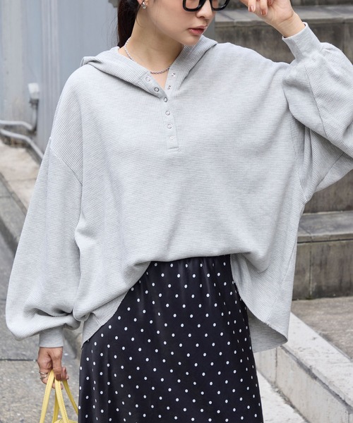MONO-MART（モノマート）の「オーバーサイズ ヘンリーネック ワッフルフードロンT＜抗菌防臭＞（Tシャツ/カットソー・レディース・ダークブラウン/オフホワイト/ネイビー/ブラック/カーキオリーブ/グレー/ホワイト系・FREE）」の4枚目の写真