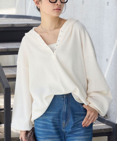 MONO-MART（モノマート）の「オーバーサイズ ヘンリーネック ワッフルフードロンT＜抗菌防臭＞（Tシャツ/カットソー・レディース・ダークブラウン/オフホワイト/ネイビー/ブラック/カーキオリーブ/グレー/ホワイト系・FREE）」の2枚目の写真