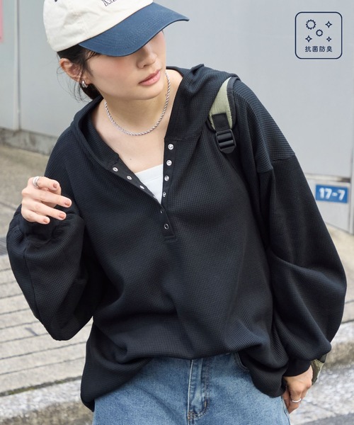 MONO-MART（モノマート）の「オーバーサイズ ヘンリーネック ワッフルフードロンT＜抗菌防臭＞（Tシャツ/カットソー・レディース・ダークブラウン/オフホワイト/ネイビー/ブラック/カーキオリーブ/グレー/ホワイト系・FREE）」の9枚目の写真