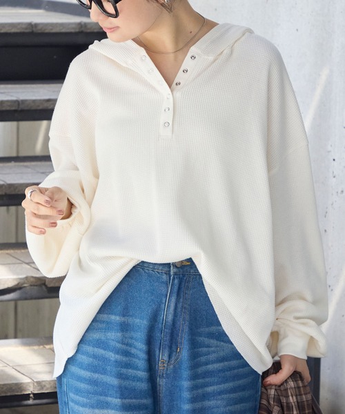 MONO-MART（モノマート）の「オーバーサイズ ヘンリーネック ワッフルフードロンT＜抗菌防臭＞（Tシャツ/カットソー・レディース・ダークブラウン/オフホワイト/ネイビー/ブラック/カーキオリーブ/グレー/ホワイト系・FREE）」の21枚目の写真