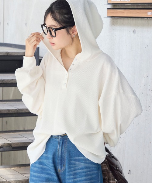 MONO-MART（モノマート）の「オーバーサイズ ヘンリーネック ワッフルフードロンT＜抗菌防臭＞（Tシャツ/カットソー・レディース・ダークブラウン/オフホワイト/ネイビー/ブラック/カーキオリーブ/グレー/ホワイト系・FREE）」の22枚目の写真