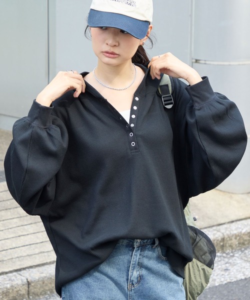 MONO-MART（モノマート）の「オーバーサイズ ヘンリーネック ワッフルフードロンT＜抗菌防臭＞（Tシャツ/カットソー・レディース・ダークブラウン/オフホワイト/ネイビー/ブラック/カーキオリーブ/グレー/ホワイト系・FREE）」の10枚目の写真