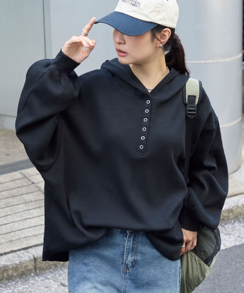 MONO-MART（モノマート）の「オーバーサイズ ヘンリーネック ワッフルフードロンT＜抗菌防臭＞（Tシャツ/カットソー・レディース・ダークブラウン/オフホワイト/ネイビー/ブラック/カーキオリーブ/グレー/ホワイト系・FREE）」の11枚目の写真