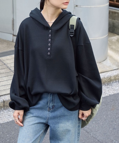 MONO-MART（モノマート）の「オーバーサイズ ヘンリーネック ワッフルフードロンT＜抗菌防臭＞（Tシャツ/カットソー・レディース・ダークブラウン/オフホワイト/ネイビー/ブラック/カーキオリーブ/グレー/ホワイト系・FREE）」の12枚目の写真