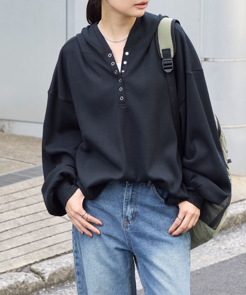 MONO-MART（モノマート）の「オーバーサイズ ヘンリーネック ワッフルフードロンT＜抗菌防臭＞（Tシャツ/カットソー・レディース・ダークブラウン/オフホワイト/ネイビー/ブラック/カーキオリーブ/グレー/ホワイト系・FREE）」の13枚目の写真