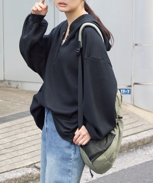 MONO-MART（モノマート）の「オーバーサイズ ヘンリーネック ワッフルフードロンT＜抗菌防臭＞（Tシャツ/カットソー・レディース・ダークブラウン/オフホワイト/ネイビー/ブラック/カーキオリーブ/グレー/ホワイト系・FREE）」の14枚目の写真