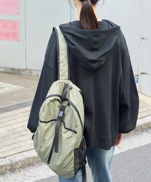 MONO-MART（モノマート）の「オーバーサイズ ヘンリーネック ワッフルフードロンT＜抗菌防臭＞（Tシャツ/カットソー・レディース・ダークブラウン/オフホワイト/ネイビー/ブラック/カーキオリーブ/グレー/ホワイト系・FREE）」の15枚目の写真