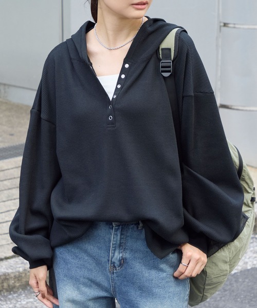 MONO-MART（モノマート）の「オーバーサイズ ヘンリーネック ワッフルフードロンT＜抗菌防臭＞（Tシャツ/カットソー・レディース・ダークブラウン/オフホワイト/ネイビー/ブラック/カーキオリーブ/グレー/ホワイト系・FREE）」の16枚目の写真