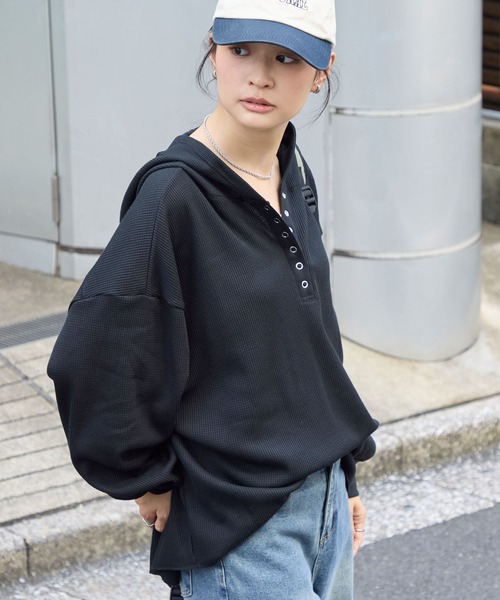 MONO-MART（モノマート）の「オーバーサイズ ヘンリーネック ワッフルフードロンT＜抗菌防臭＞（Tシャツ/カットソー・レディース・ダークブラウン/オフホワイト/ネイビー/ブラック/カーキオリーブ/グレー/ホワイト系・FREE）」の17枚目の写真