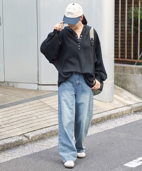 MONO-MART（モノマート）の「オーバーサイズ ヘンリーネック ワッフルフードロンT＜抗菌防臭＞（Tシャツ/カットソー・レディース・ダークブラウン/オフホワイト/ネイビー/ブラック/カーキオリーブ/グレー/ホワイト系・FREE）」の18枚目の写真