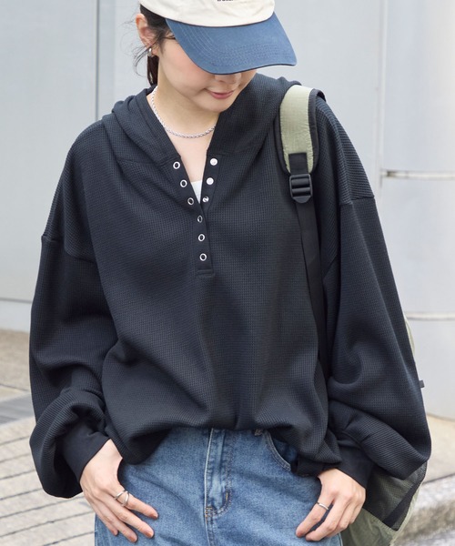 MONO-MART（モノマート）の「オーバーサイズ ヘンリーネック ワッフルフードロンT＜抗菌防臭＞（Tシャツ/カットソー・レディース・ダークブラウン/オフホワイト/ネイビー/ブラック/カーキオリーブ/グレー/ホワイト系・FREE）」の19枚目の写真