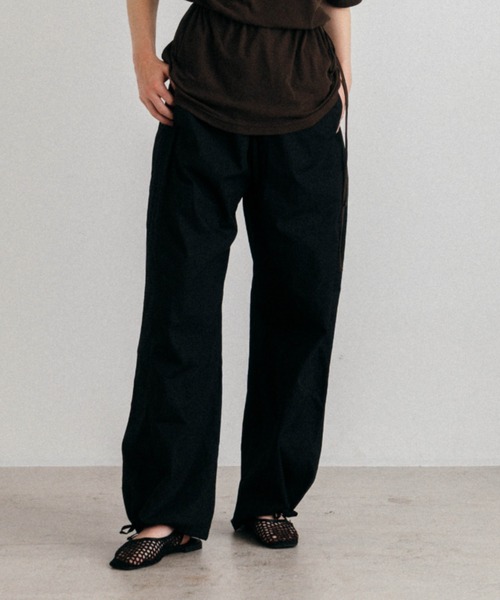 CREDONA(クレドナ)の「OFFSET WAIST PANTS/オフセットウエストパンツ(その他パンツ・レディース・ブラック/ブラウン・1/0)」の2枚目の写真