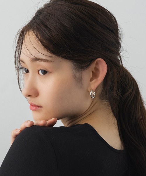 AJUGA.(アジュガ)の「ボリュームツイストフープピアス(ピアス(両耳用)・レディース・ゴールド・ONE SIZE)」の1枚目の写真
