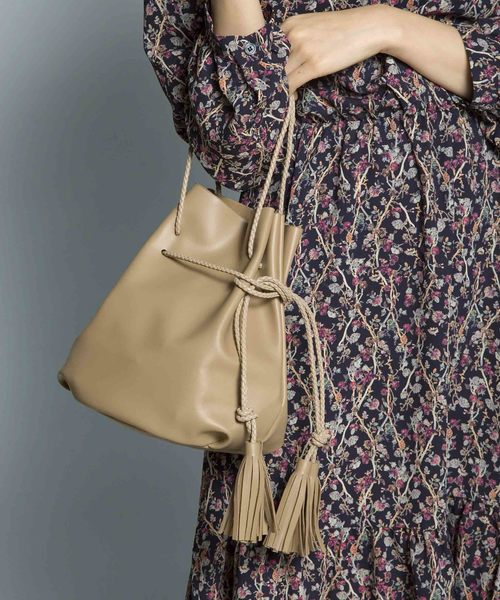 PLAIN CLOTHING（プレーンクロージング）の「巾着ショルダーバッグ【PLAIN CLOTHING】（ショルダーバッグ・レディース・ベージュ/ブラック・FREE）」の16枚目の写真