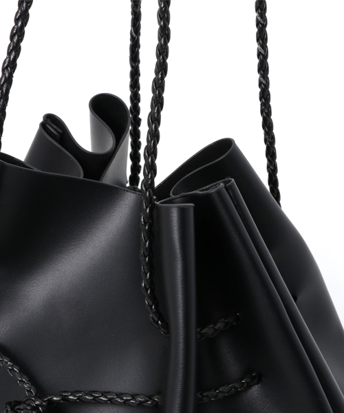 PLAIN CLOTHING（プレーンクロージング）の「巾着ショルダーバッグ【PLAIN CLOTHING】（ショルダーバッグ・レディース・ベージュ/ブラック・FREE）」の4枚目の写真