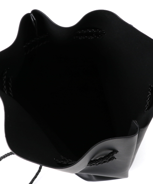 PLAIN CLOTHING（プレーンクロージング）の「巾着ショルダーバッグ【PLAIN CLOTHING】（ショルダーバッグ・レディース・ベージュ/ブラック・FREE）」の6枚目の写真