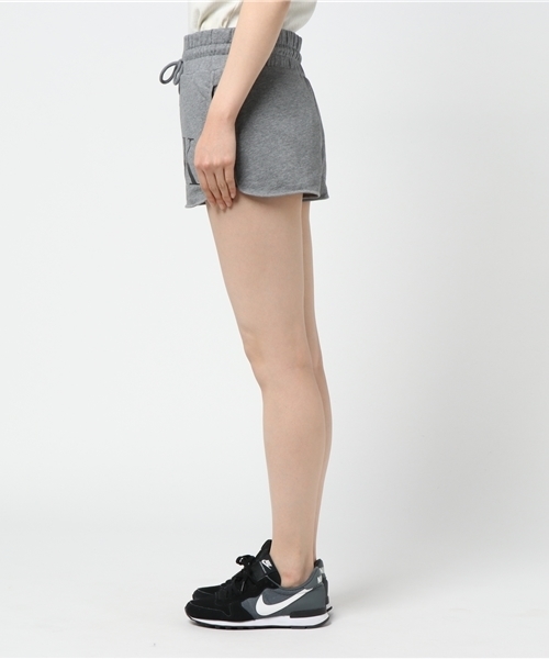 Calvin Klein Jeans(カルヴァンクラインジーンズ)の「CKアイコンロゴスウェットショートパンツ(その他パンツ・レディース・グレー・SMALL/MEDIUM/X-SMALL)」の3枚目の写真