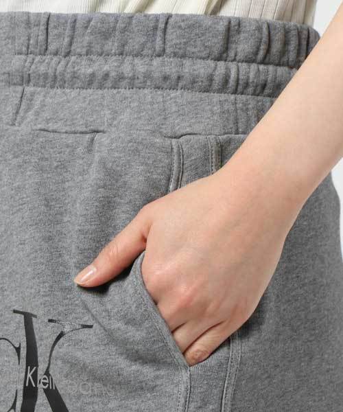 Calvin Klein Jeans(カルヴァンクラインジーンズ)の「CKアイコンロゴスウェットショートパンツ(その他パンツ・レディース・グレー・SMALL/MEDIUM/X-SMALL)」の7枚目の写真