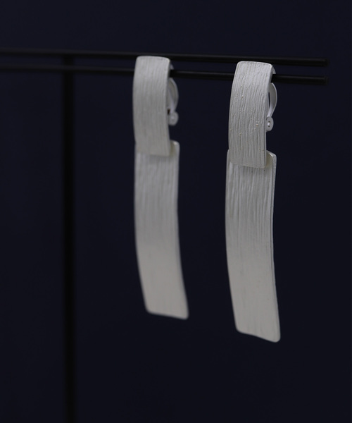 florist（フローリスト）の「ダブルスクエアプレートヘアライン仕上げイヤリング（イヤリング・レディース・ゴールド/シルバー・FREE）」の4枚目の写真