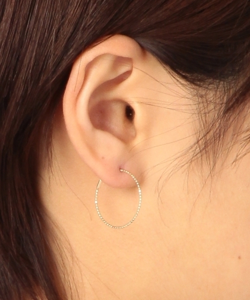COCOSHNIK(ココシュニック)の「カットボール フープピアス(小)(ピアス(両耳用)・レディース・イエローゴールド・00)」の5枚目の写真