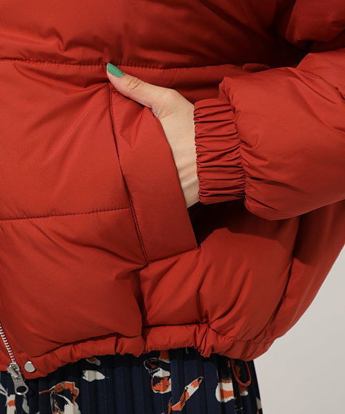 AZUL by moussy（アズールバイマウジー）の「LIMONTA THERMORE SHORT BZ/リモンタサーモアショートブルゾン（中綿ダウン）（ダウンジャケット/コート・レディース・ブラック/パープル/グリーン/キャメル/ダークオレンジ・SMALL/MEDIUM）」の10枚目の写真