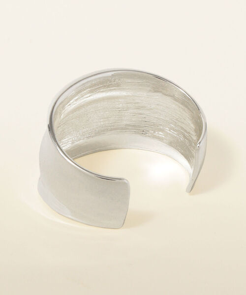 SHIPS any（シップス エニィ）の「SHIPS any:ワイドバングル（バングル/リストバンド・レディース・シルバー・ONE SIZE）」の2枚目の写真