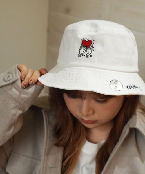 Keith Haring（キース・ヘリング）の「【 Keith Haring / キースヘリング 】 アート ロゴ 刺繍 バケット ハット（ハット・メンズ・ベージュ/ブラック/ホワイト/ブラック系その他/ベージュ系その他/ホワイト系その他/ブラック系その他2/ベージュ系その他2/ホワイト系その他2/ブラック系その他3/ブラック系その他4/ベージュ系その他3/ホワイト系その他3/ブラック系その他5/ホワイト系その他4/ベージュ系その他5/ベージュ系その他4/ブラック系その他6/ホワイト系その他5・FREE）」の3枚目の写真