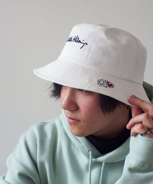 Keith Haring（キース・ヘリング）の「【 Keith Haring / キースヘリング 】 アート ロゴ 刺繍 バケット ハット（ハット・メンズ・ベージュ/ブラック/ホワイト/ブラック系その他/ベージュ系その他/ホワイト系その他/ブラック系その他2/ベージュ系その他2/ホワイト系その他2/ブラック系その他3/ブラック系その他4/ベージュ系その他3/ホワイト系その他3/ブラック系その他5/ホワイト系その他4/ベージュ系その他5/ベージュ系その他4/ブラック系その他6/ホワイト系その他5・FREE）」の4枚目の写真