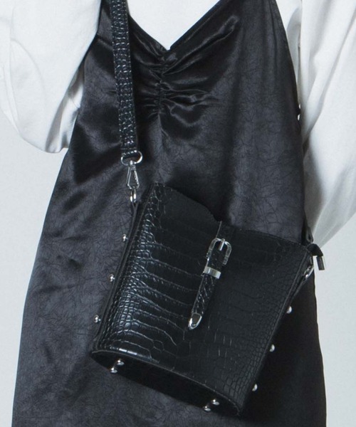 WEGO(ウィゴー)の「WEGO/バックルベルトバケツショルダーバッグ(ショルダーバッグ・レディース・ホワイト/ブラック・FREE)」の2枚目の写真