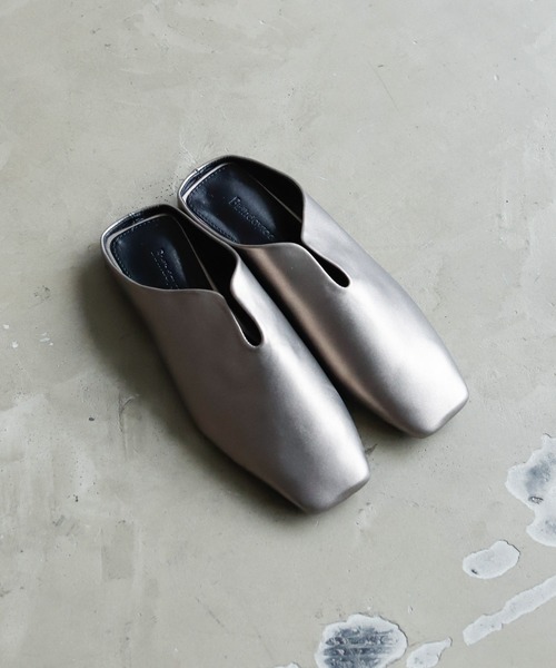 Birthday room（バースデイルーム）の「カットデザインスリッポンフラットサンダル（スリッポン・レディース・ブラック/シルバー/ブロンズ/ナチュラル・24.5/23.5）」の4枚目の写真