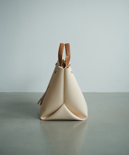 E'POR（エポール）の「【E’POR】【撥水/雨の日】D BAG Medium（ハンドバッグ・レディース・ブラック/チャコールグレー/キナリ/ベージュ/ブラック系その他/キャメル/カーキ・FREE）」の8枚目の写真