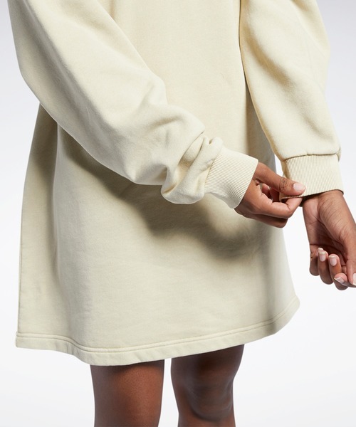 Reebok（リーボック）の「 クラシックス ナチュラル ダイ オーバーサイズ クルー ドレス / Classics Natural Dye Oversize Crew Dress（ワンピース・レディース・ベージュ/サンドグレー・SMALL/MEDIUM/LARGE/X-LARGE）」の3枚目の写真