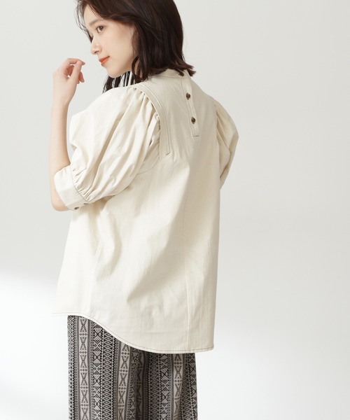 N.（N. Natural Beauty Basic）（エヌエヌナチュラルビューティーベーシック）の「◆タックショルダーパフスリーブブラウス（シャツ/ブラウス・レディース・チャコールグレー/ナチュラル/パープル・MEDIUM）」の2枚目の写真