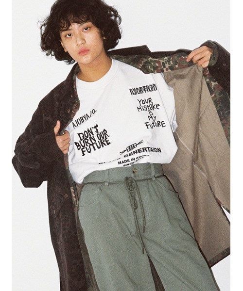 AJOBYAJO(アジョバイアジョ)の「【AJOBYAJO/アジョバイアジョ】Embroidered Logos Sweatshirt/エンボス ロゴスウェット MTM スローガンスウェット(スウェット・メンズ・ブラック/ホワイト・L/XL)」の1枚目の写真
