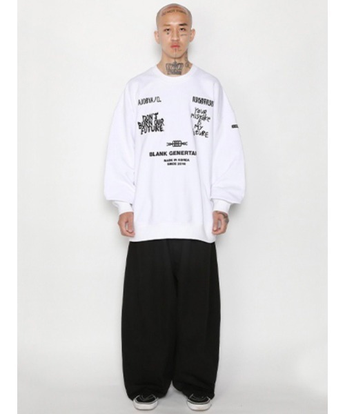 AJOBYAJO(アジョバイアジョ)の「【AJOBYAJO/アジョバイアジョ】Embroidered Logos Sweatshirt/エンボス ロゴスウェット MTM スローガンスウェット(スウェット・メンズ・ブラック/ホワイト・L/XL)」の7枚目の写真