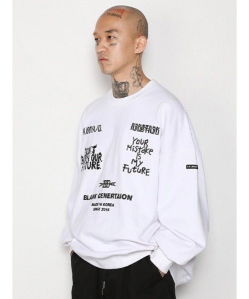 AJOBYAJO(アジョバイアジョ)の「【AJOBYAJO/アジョバイアジョ】Embroidered Logos Sweatshirt/エンボス ロゴスウェット MTM スローガンスウェット(スウェット・メンズ・ブラック/ホワイト・L/XL)」の5枚目の写真