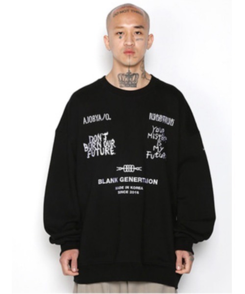 AJOBYAJO(アジョバイアジョ)の「【AJOBYAJO/アジョバイアジョ】Embroidered Logos Sweatshirt/エンボス ロゴスウェット MTM スローガンスウェット(スウェット・メンズ・ブラック/ホワイト・L/XL)」の14枚目の写真
