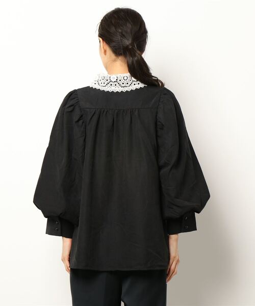 ems excite（エムズエキサイト）の「襟レースパワショルブラウス（シャツ/ブラウス・レディース・ホワイト/ライトブルー/ブラック/ブラック系その他・FREE）」の6枚目の写真