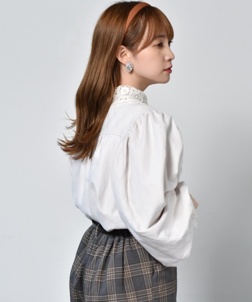 ems excite（エムズエキサイト）の「襟レースパワショルブラウス（シャツ/ブラウス・レディース・ホワイト/ライトブルー/ブラック/ブラック系その他・FREE）」の18枚目の写真
