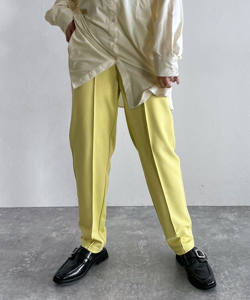 PAGEBOY(ページボーイ)の「カットテーパードパンツ(スウェットパンツ・レディース・ブラック/グレイッシュベージュ/イエロー・FREE)」の1枚目の写真