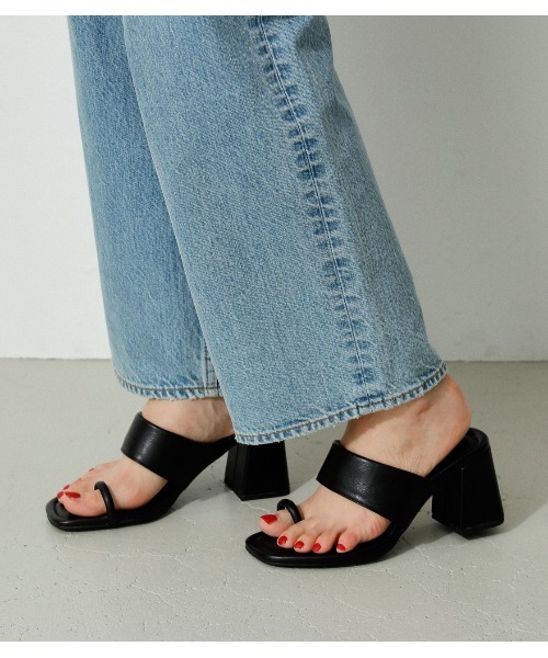 AZUL by moussy(アズールバイマウジー)の「CHUNKY HEEL THUMB SANDALS/チャンキーヒールサムサンダル(サンダル・レディース・ブラック・LARGE/SMALL/MEDIUM)」の9枚目の写真