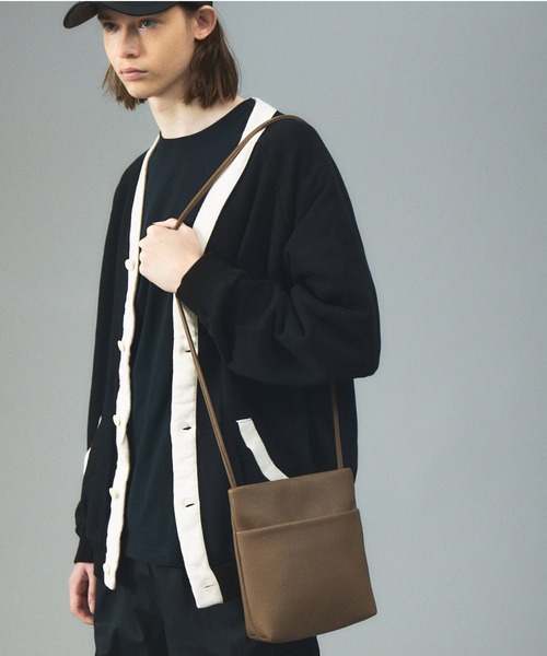 MYSELF ABAHOUSE（マイセルフアバハウス）の「ネオレザー コンパクト 縦型サコッシュ ショルダー バッグ（ショルダーバッグ・メンズ・ブラック/ブラック系その他/グレイッシュベージュ/グレー/グレイッシュブルー・フリー）」の4枚目の写真