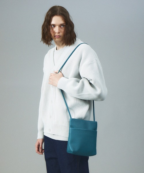 MYSELF ABAHOUSE（マイセルフアバハウス）の「ネオレザー コンパクト 縦型サコッシュ ショルダー バッグ（ショルダーバッグ・メンズ・ブラック/ブラック系その他/グレイッシュベージュ/グレー/グレイッシュブルー・フリー）」の5枚目の写真