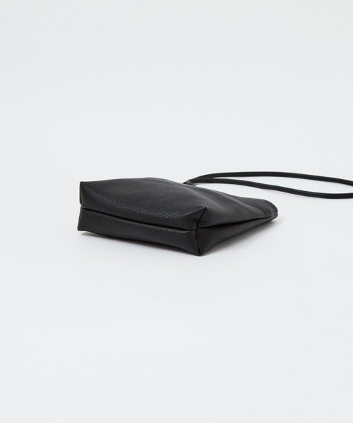 MYSELF ABAHOUSE（マイセルフアバハウス）の「ネオレザー コンパクト 縦型サコッシュ ショルダー バッグ（ショルダーバッグ・メンズ・ブラック/ブラック系その他/グレイッシュベージュ/グレー/グレイッシュブルー・フリー）」の6枚目の写真