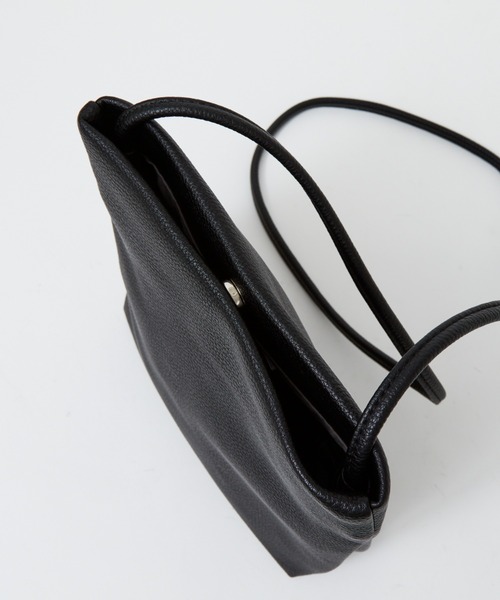 MYSELF ABAHOUSE（マイセルフアバハウス）の「ネオレザー コンパクト 縦型サコッシュ ショルダー バッグ（ショルダーバッグ・メンズ・ブラック/ブラック系その他/グレイッシュベージュ/グレー/グレイッシュブルー・フリー）」の9枚目の写真