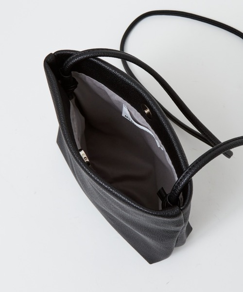 MYSELF ABAHOUSE（マイセルフアバハウス）の「ネオレザー コンパクト 縦型サコッシュ ショルダー バッグ（ショルダーバッグ・メンズ・ブラック/ブラック系その他/グレイッシュベージュ/グレー/グレイッシュブルー・フリー）」の8枚目の写真