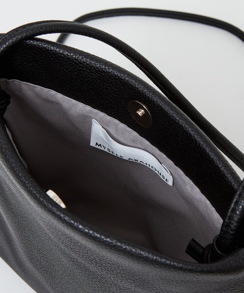 MYSELF ABAHOUSE（マイセルフアバハウス）の「ネオレザー コンパクト 縦型サコッシュ ショルダー バッグ（ショルダーバッグ・メンズ・ブラック/ブラック系その他/グレイッシュベージュ/グレー/グレイッシュブルー・フリー）」の7枚目の写真