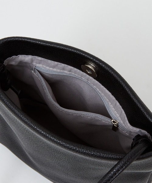 MYSELF ABAHOUSE（マイセルフアバハウス）の「ネオレザー コンパクト 縦型サコッシュ ショルダー バッグ（ショルダーバッグ・メンズ・ブラック/ブラック系その他/グレイッシュベージュ/グレー/グレイッシュブルー・フリー）」の10枚目の写真